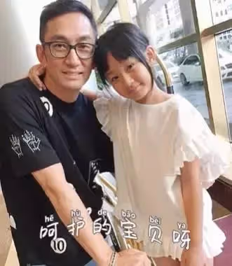 吳啟華罕曬女兒，離婚7年獨自撫養娃，13歲女兒顏值出眾氣質斯文