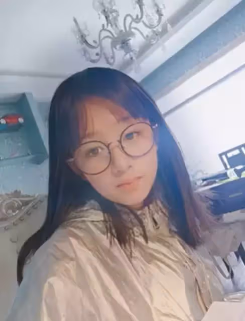 吳啟華罕曬女兒，離婚7年獨自撫養娃，13歲女兒顏值出眾氣質斯文