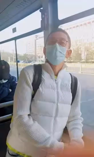 吳啟華罕曬女兒，離婚7年獨自撫養娃，13歲女兒顏值出眾氣質斯文