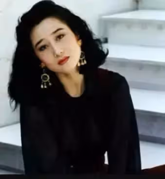 利智年輕時有多美？被稱50年一遇的美人，氣質秒殺張曼玉鐘楚紅，難怪李連杰被迷得神魂顛倒