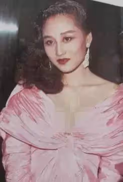 利智年輕時有多美？被稱50年一遇的美人，氣質秒殺張曼玉鐘楚紅，難怪李連杰被迷得神魂顛倒