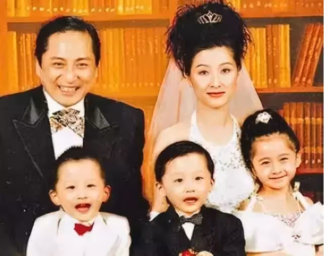 湯鎮業罕曬雙胞胎女兒!倆姐妹五官精緻顏值高,「瓜子臉」神似媽媽,網友:港姐候選人