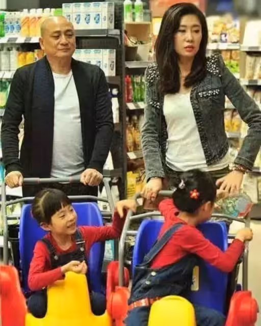 湯鎮業罕曬雙胞胎女兒!倆姐妹五官精緻顏值高,「瓜子臉」神似媽媽,網友:港姐候選人