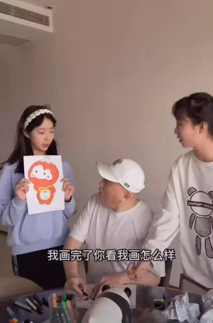 湯鎮業罕曬雙胞胎女兒!倆姐妹五官精緻顏值高,「瓜子臉」神似媽媽,網友:港姐候選人