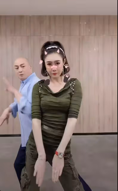 湯鎮業罕曬雙胞胎女兒!倆姐妹五官精緻顏值高,「瓜子臉」神似媽媽,網友:港姐候選人