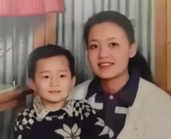 大S的新老公酷龍:早年父母離異,52歲吃飯還要母親挑魚刺