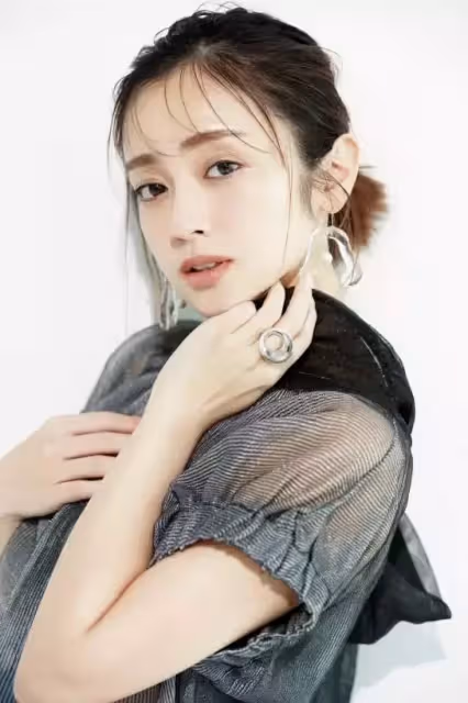 初戀變繼父!她12歲奪影后「 愛人被生母攔截」 38歲二婚憑「超凍齡顏值再次爆紅」走出泥潭