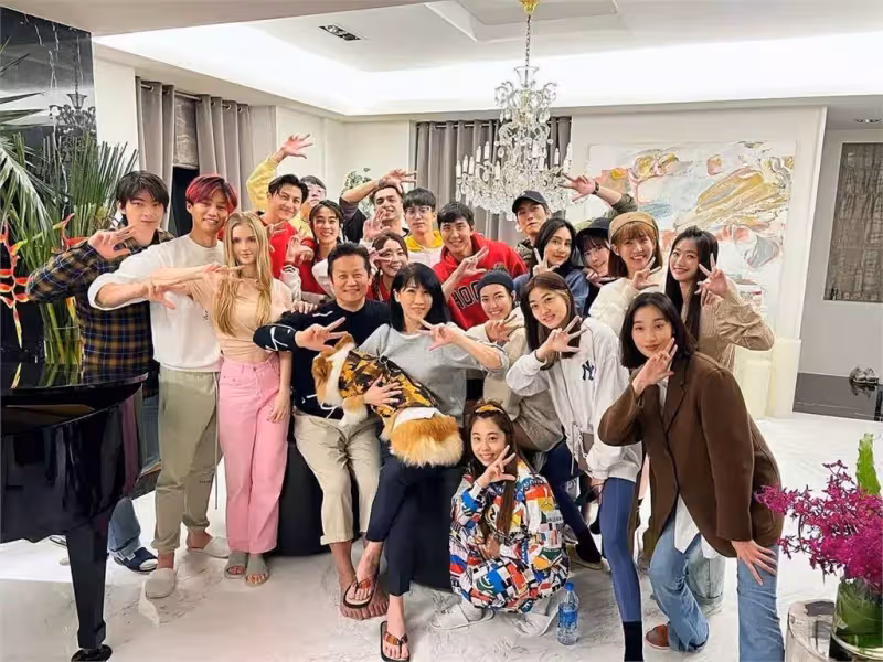 豪宅內裝曝光!徐乃麟招待兒好友「家中庭園吃Buffet」美翻 大合照「30年愛妻甜依偎」網狂讚:太凍齡❤