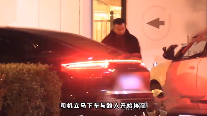 王岳倫攜美女深夜現身酒吧!扶頭踉蹌喝醉酒,返途豪車意外出事故