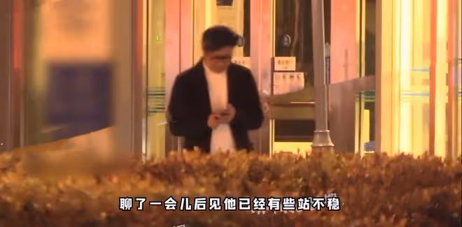 王岳倫攜美女深夜現身酒吧!扶頭踉蹌喝醉酒,返途豪車意外出事故