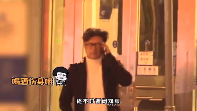 王岳倫攜美女深夜現身酒吧!扶頭踉蹌喝醉酒,返途豪車意外出事故