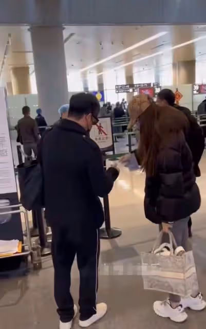 王岳倫攜美女深夜現身酒吧!扶頭踉蹌喝醉酒,返途豪車意外出事故