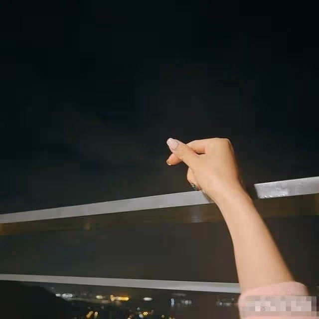 香港疑似發生地震！眾星驚慌失措深夜發文，鄭秀文嚇到表情呆滯