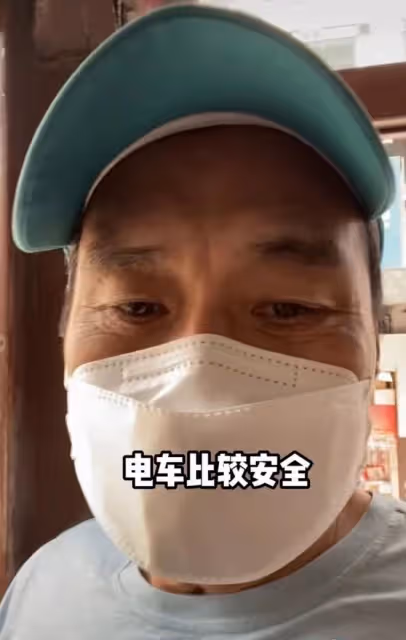 63歲香港戲骨坐電車出門接地氣!鬧市區空空蕩蕩,感嘆好慘直搖頭