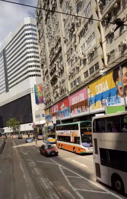 63歲香港戲骨坐電車出門接地氣!鬧市區空空蕩蕩,感嘆好慘直搖頭