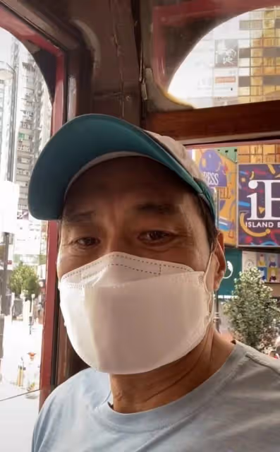 63歲香港戲骨坐電車出門接地氣!鬧市區空空蕩蕩,感嘆好慘直搖頭