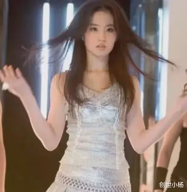 18歲劉亦菲的「美照」火了!穿上發光裙跳舞的一刻,網友羨慕了