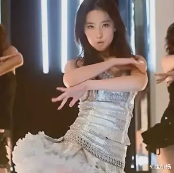 18歲劉亦菲的「美照」火了!穿上發光裙跳舞的一刻,網友羨慕了