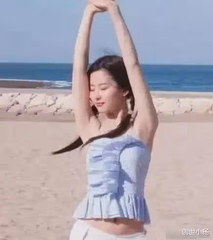 18歲劉亦菲的「美照」火了!穿上發光裙跳舞的一刻,網友羨慕了