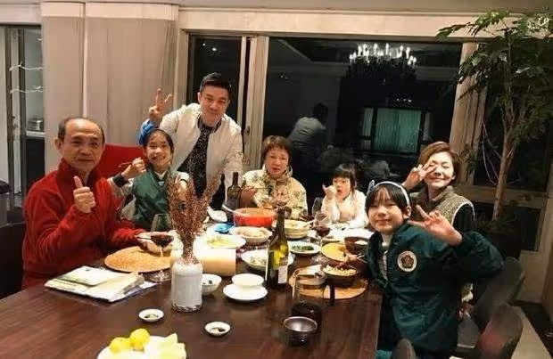 小S曬生活照意外暴露「千萬豪宅」內景！客廳裝修簡約十分接地氣，看到餐廳：這是最奢華的地方
