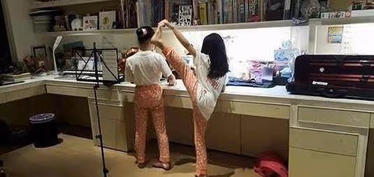 小S曬生活照意外暴露「千萬豪宅」內景！客廳裝修簡約十分接地氣，看到餐廳：這是最奢華的地方