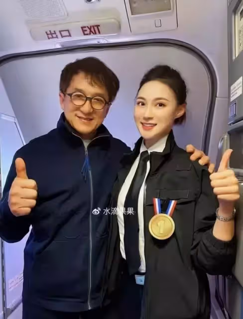 成龍與正妹空姐親民合照　主動要電話這舉動卻惹議？！