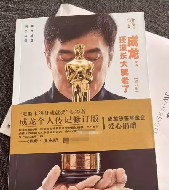 成龍與正妹空姐親民合照　主動要電話這舉動卻惹議？！