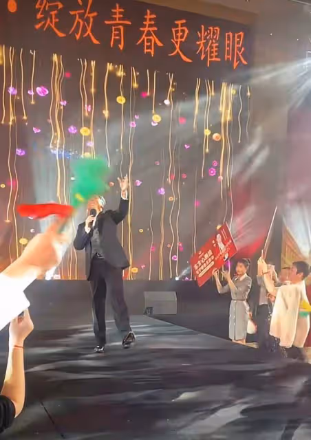 52歲毛寧商演撈金!身材壯碩臉部僵硬,摟近50歲美女富婆深情合唱