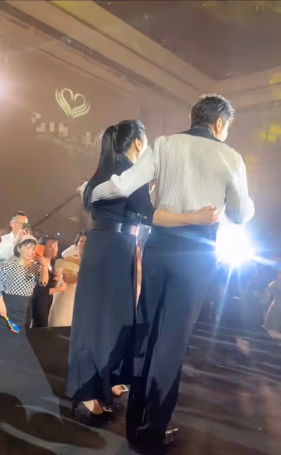 52歲毛寧商演撈金!身材壯碩臉部僵硬,摟近50歲美女富婆深情合唱
