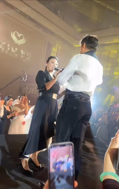 52歲毛寧商演撈金!身材壯碩臉部僵硬,摟近50歲美女富婆深情合唱