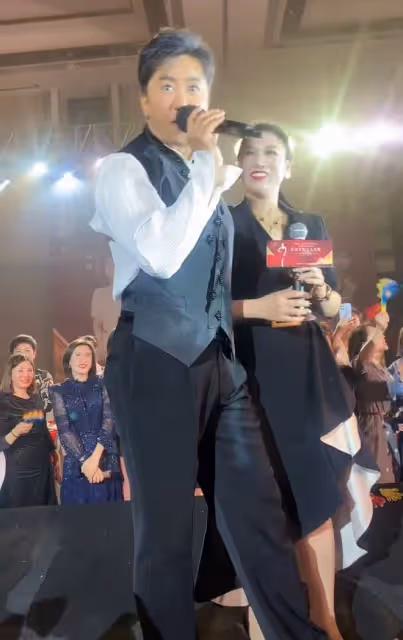 52歲毛寧商演撈金!身材壯碩臉部僵硬,摟近50歲美女富婆深情合唱