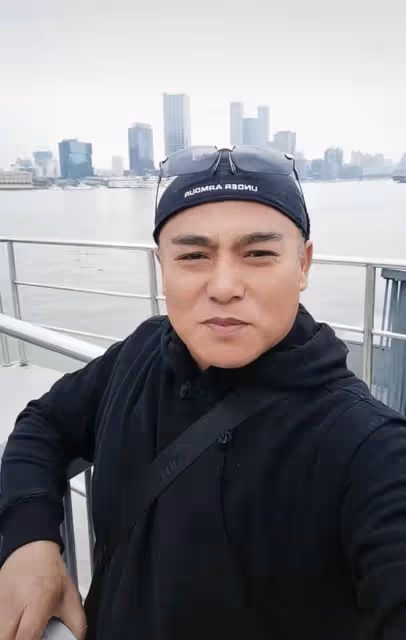 戲骨黑子不顧疫情游上海灘!未戴口罩笑開懷,大喊出來玩別窩在家
