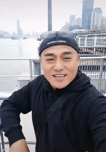 戲骨黑子不顧疫情游上海灘!未戴口罩笑開懷,大喊出來玩別窩在家