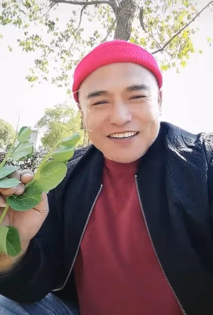 戲骨黑子不顧疫情游上海灘!未戴口罩笑開懷,大喊出來玩別窩在家