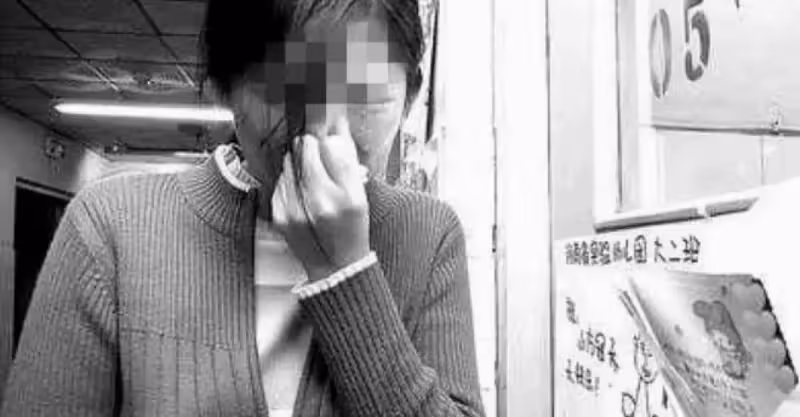 老公去世，婆婆小姑來搶房子，看到屋裡擺設，婆婆打了小姑一巴掌