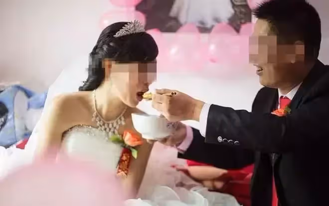老公去世,婆婆小姑來搶房子,看到屋裡擺設,婆婆打了小姑一巴掌