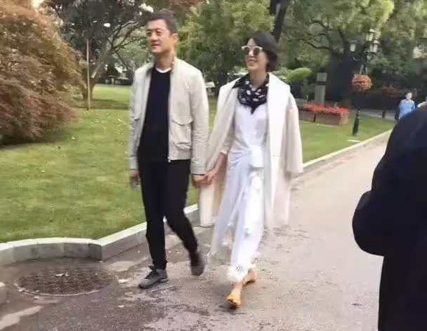 王菲前夫宣布再婚!甜蜜曝一家3口婚紗照「新婚妻已生寶寶」 滿滿父愛「眼裡滿是憐惜」