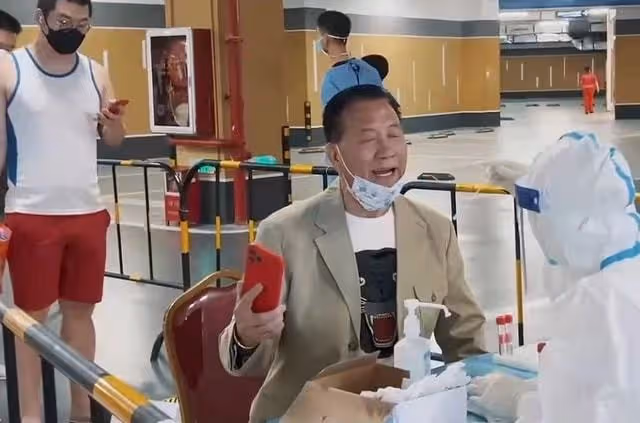 萬梓良精神狀態惹爭議，站核檢點對人群狂叫手舞足蹈，引群眾側目