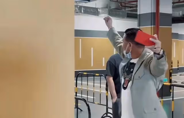 萬梓良精神狀態惹爭議，站核檢點對人群狂叫手舞足蹈，引群眾側目