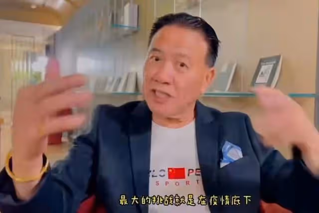 萬梓良精神狀態惹爭議，站核檢點對人群狂叫手舞足蹈，引群眾側目