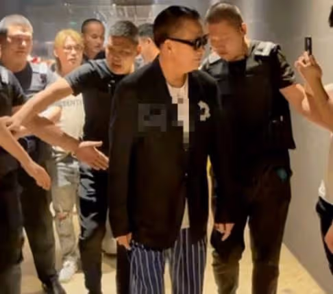 萬梓良精神狀態惹爭議，站核檢點對人群狂叫手舞足蹈，引群眾側目