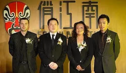 狂扇汪小菲耳光，踢王全安車門，劃傷袁巴元，張雨綺到底經歷了啥