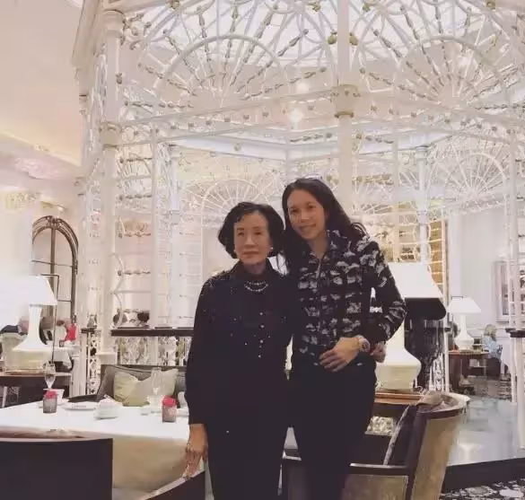 最美繼母！50歲莫文蔚「德國豪宅曝光」活得像公主 走進去「客廳還裝個大鳥籠」：如童話裡的城堡