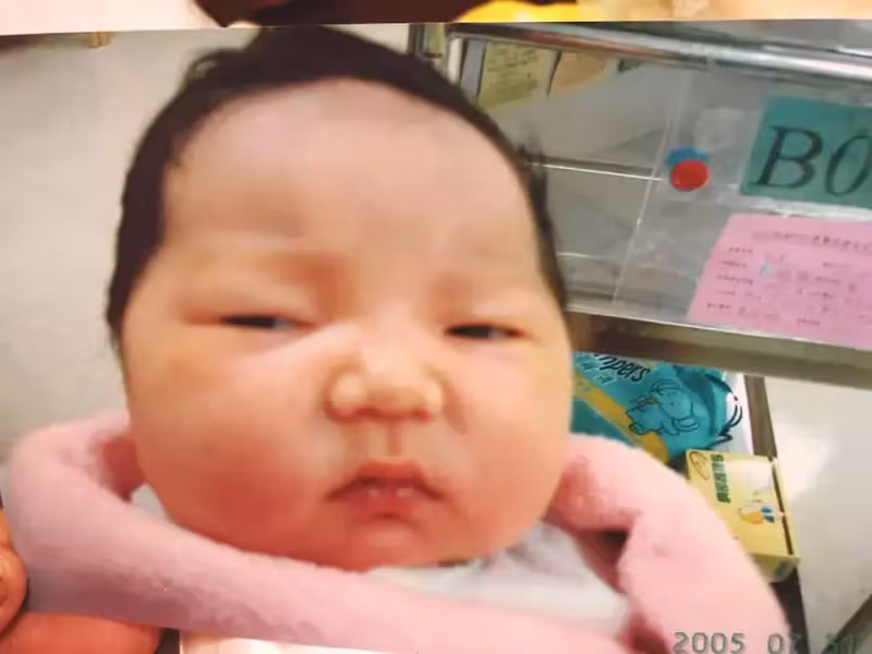 落差第一名!她曬「女兒出生塌鼻厭世臉」笑醜 升國中「進化大眼氣質妹」媽媽們超有感:女大真的18變