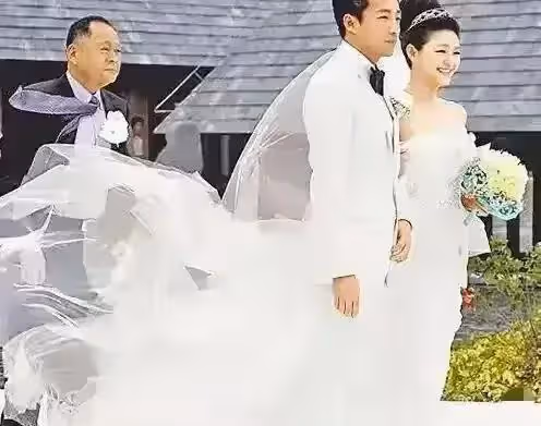 狂扇汪小菲耳光，踢王全安車門，劃傷袁巴元，張雨綺到底經歷了啥
