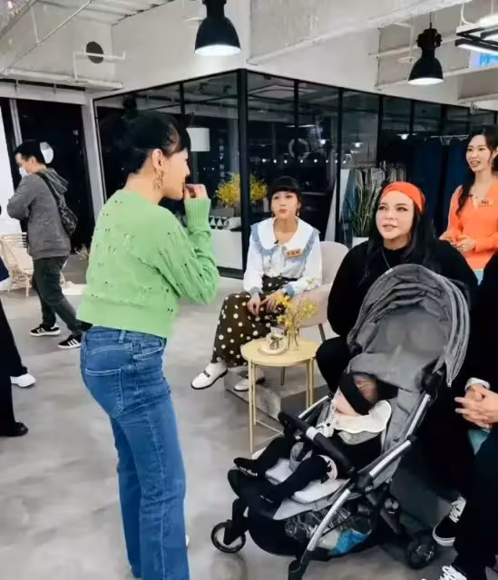 拼四胎?小S近照曝光只胖肚子不胖腿,八字腳坐姿動作笨重顯孕相十足