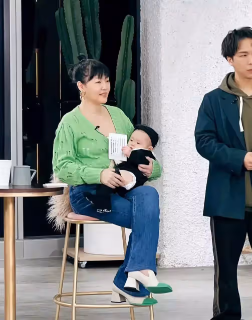 拼四胎?小S近照曝光只胖肚子不胖腿,八字腳坐姿動作笨重顯孕相十足