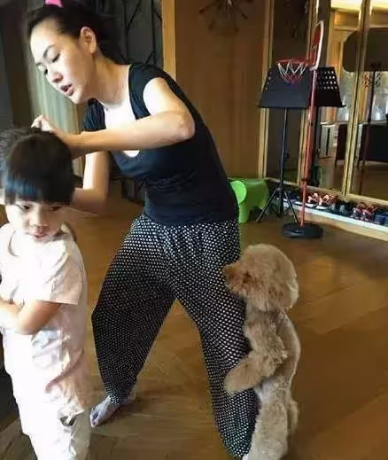 小S曬生活照意外暴露「千萬豪宅」內景！ 客廳裝修簡約十分接地氣，看到餐廳：這是最奢華的地方