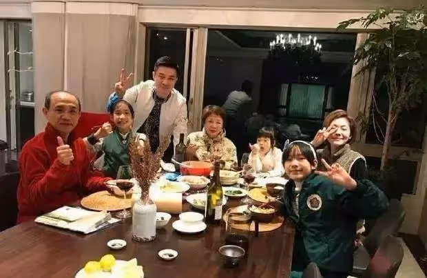 小S曬生活照意外暴露「千萬豪宅」內景！ 客廳裝修簡約十分接地氣，看到餐廳：這是最奢華的地方