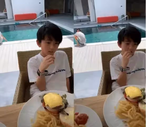 張柏芝二兒子有多帥?頭髮飄逸似霆鋒,簡單白T穿出時髦感,網友:痞帥的憂鬱王子